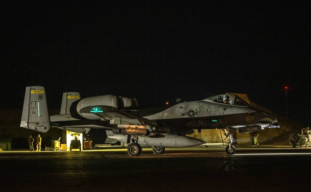 Fotografía cedida por el Ejército de Estados Unidos que muestra un avión A-10 Thunderbolt II durante su preparación para brindar apoyo a la Operación Ataque Ojo de Halcón, en el área de responsabilidad del Comando Central de Estados Unidos. El Ejército de EU anunció este viernes que ha iniciado un "ataque a gran escala" contra objetivos del Estado Islámico (EI) en Siria en represalia por la emboscada que el grupo perpetró la semana pasada y que acabó con la vida de dos soldados y un intérprete, todos ellos estadounidenses, en la provincia siria de Homs. Foto: EFE