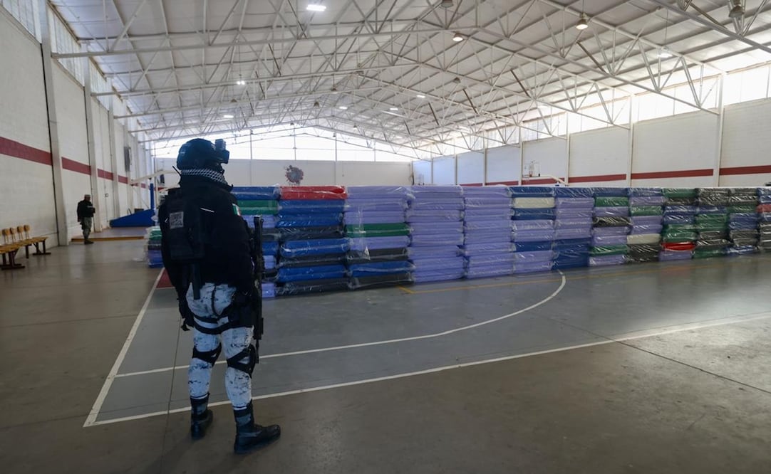 Cerca de mil colchonetas ya se encuentran al interior del gimnasio. Foto: Valente Rosas / EL UNIVERSAL