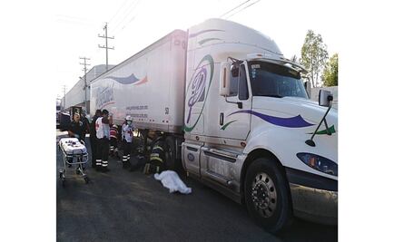 Tráiler embiste puesto de tacos en Aguascalientes