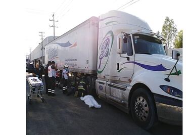 Tráiler embiste puesto de tacos en Aguascalientes
