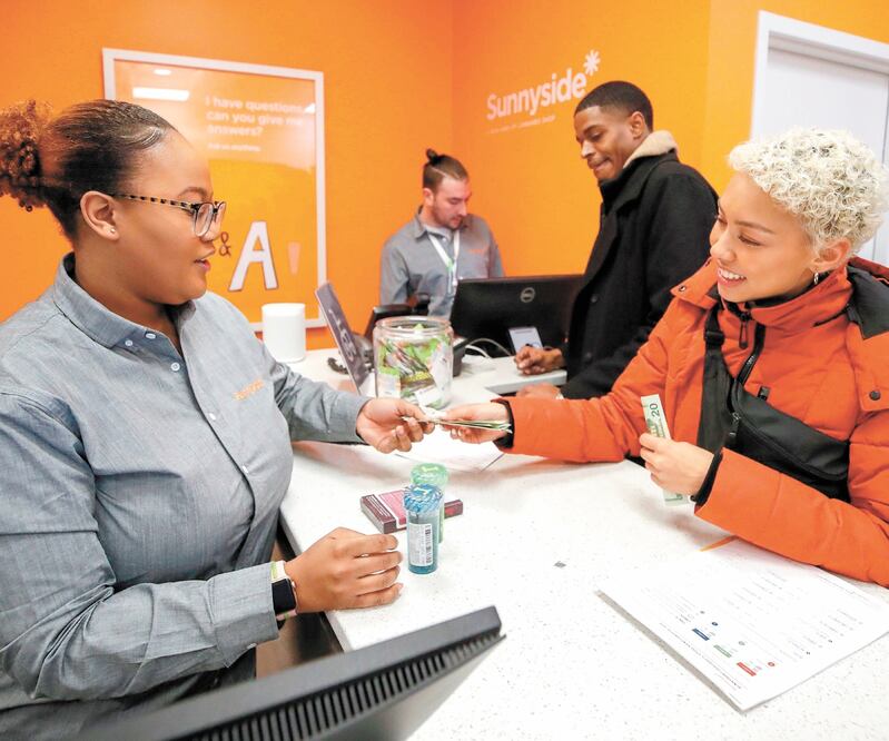 Una cliente compra marihuana en un dispensario en Chicago, Illinois, al entrar en vigor ayer la medida que legaliza la venta con fines recreativos. Foto: KAMIL KRZACZYNSKI. AFP