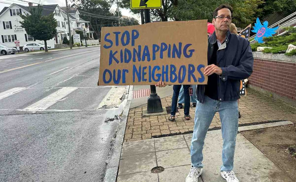 Vecino de Danbury, Connecticut, sostiene un cartel con la leyenda: "Dejen de secuestrar a nuestros vecinos". (31/08/26) Foto: AP