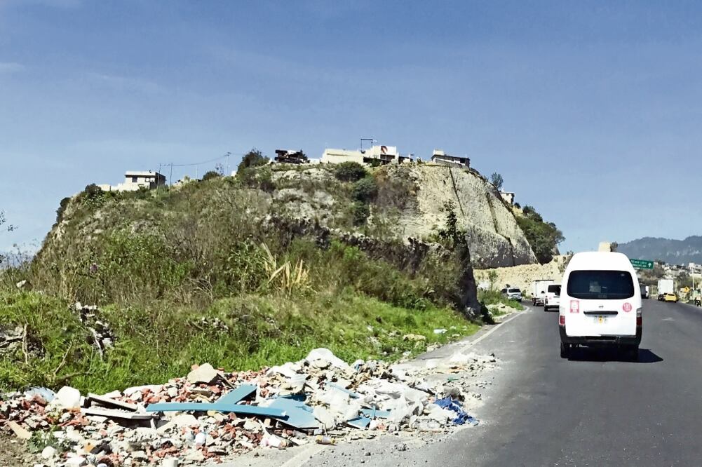 En un recorrido realizado por EL UNIVERSAL en la carretera Naucalpan-Toluca se documentó que en el kilómetro nueve existen montones de cascajo  (REBECA JIMÉNEZ. EL UNIVERSAL)