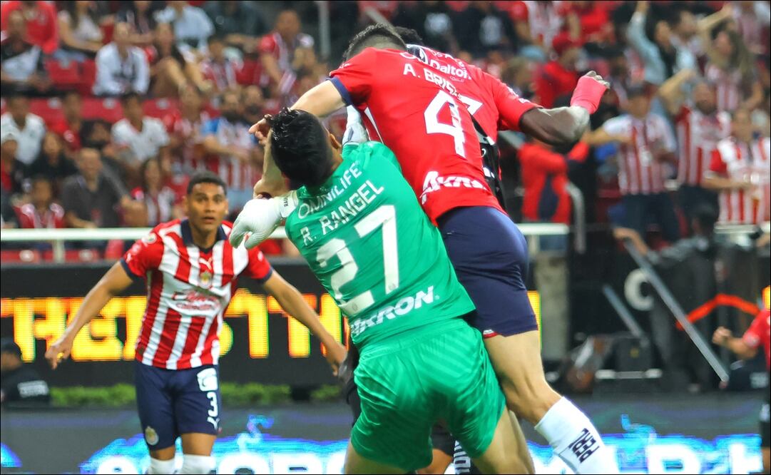 Chivas anunció que Tala Rangel fue sometido quirúrgicamente tras sufrir fractura al chocar con Pollo Briseño