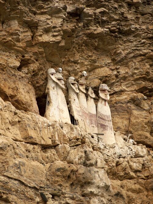 Fueron encontrados en una gruta, al filo del precipicio. (Foto: Istock)