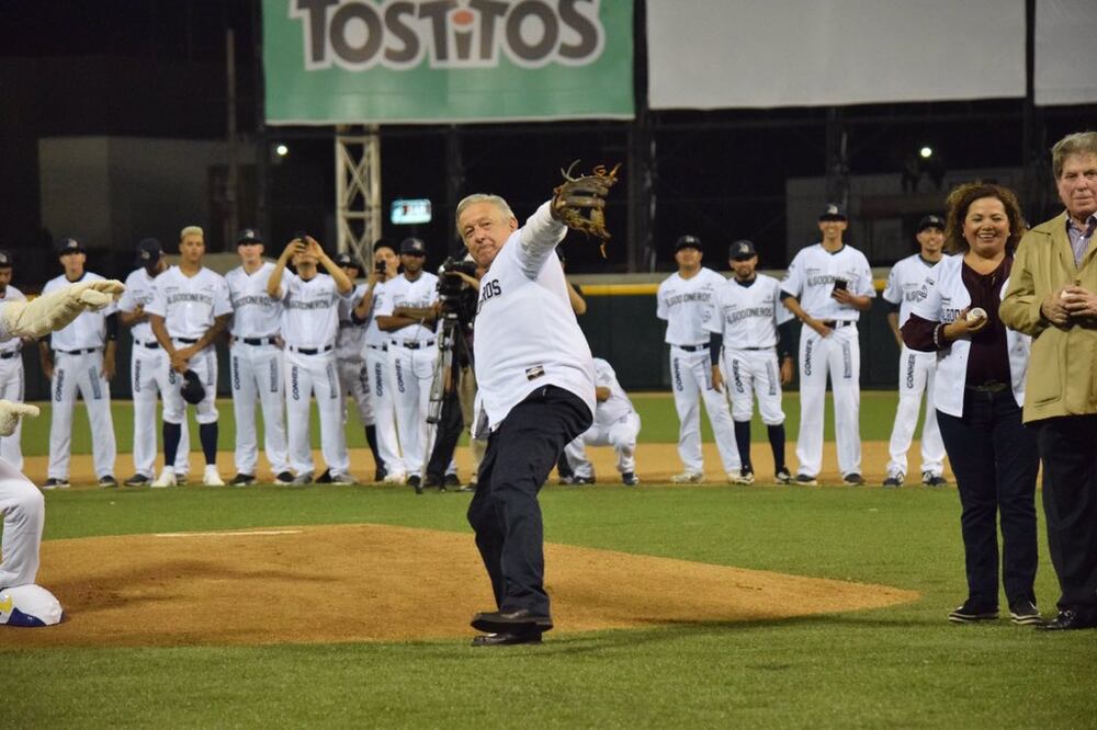 AMLO lanza la primera bola en Guasave - Foto: LMP