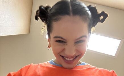 Rosalía deslumbra con minivestido floral de hombros descubiertos