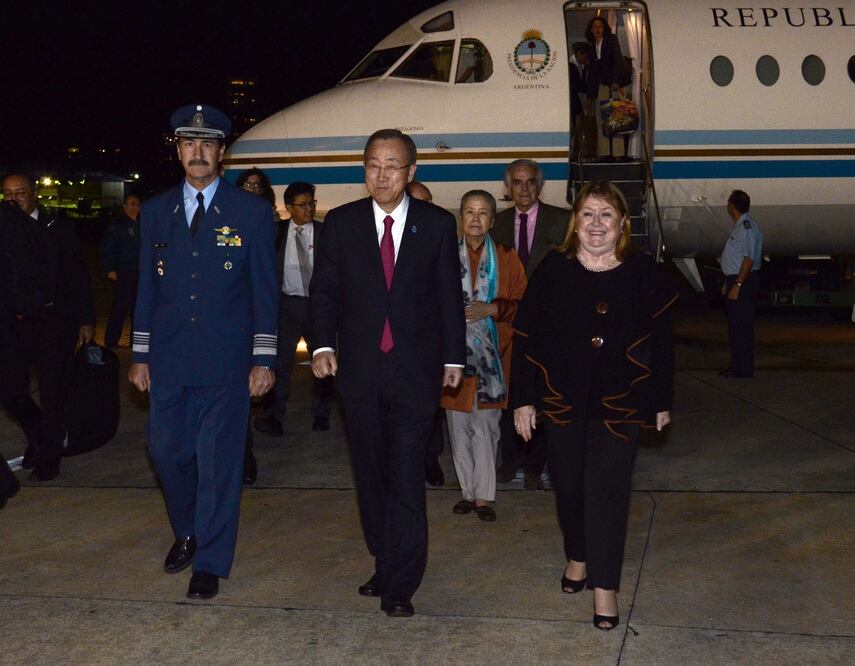 La ministra de Relaciones Exteriores de Argentina, Susana Malcorra, camina junto al secretario general de la Organización de las Naciones Unidas (ONU), Ban Ki-moon, en la Aeroestación Militar Aeroparque, en Buenos Aires (Foto: Xinhua)