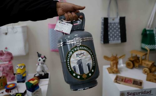 Los productos de “Arte por la Libertad” abarcan distintas técnicas: herrería, cerámica, textiles, óleo, piñatería, carpintería, textiles, moldeado de jabón. Foto: Diego Simón Sánchez/ EL UNIVERSAL