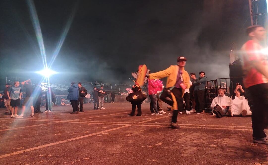 Con menor intensidad y menos gente, así se viven los minutos previos al arranque del concierto de Travis Scott en el Azteca. Foto: Jorge Emilio Sánchez / EL UNIVERSAL.