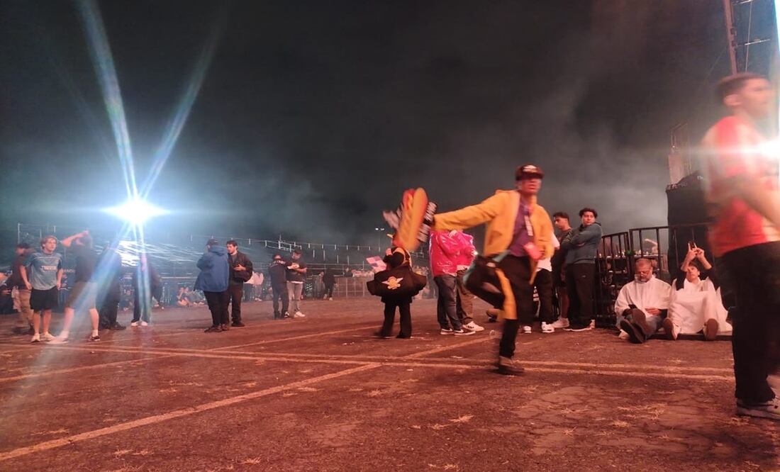 Con menor intensidad y menos gente, así se viven los minutos previos al arranque del concierto de Travis Scott en el Azteca. Foto: Jorge Emilio Sánchez / EL UNIVERSAL.