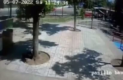 VIDEO: Mujer pierde control de auto, se mete a área de universidad y atropella a cuatro jóvenes en Sinaloa 