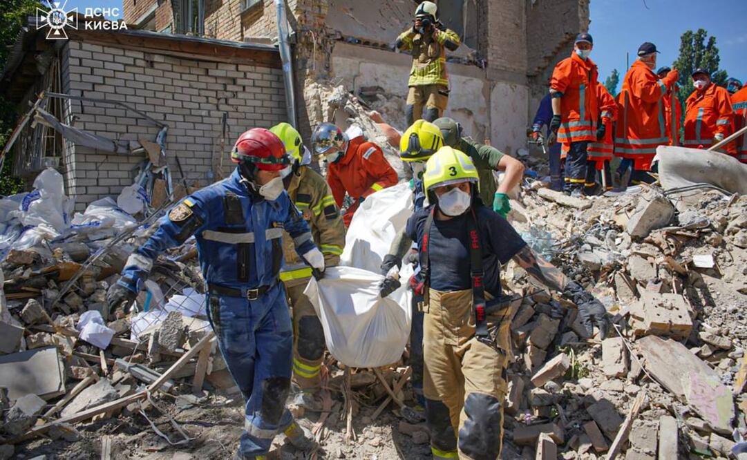 Efectivos de los servicios de emergencias ucranianos continúan trabajando en labores de rescate en el hospital infantil Ojmatdit de Kiev. Foto:EFE