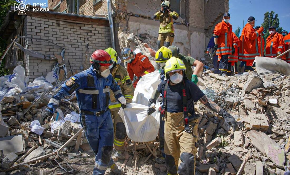 Efectivos de los servicios de emergencias ucranianos continúan trabajando en labores de rescate en el hospital infantil Ojmatdit de Kiev. Foto:EFE
