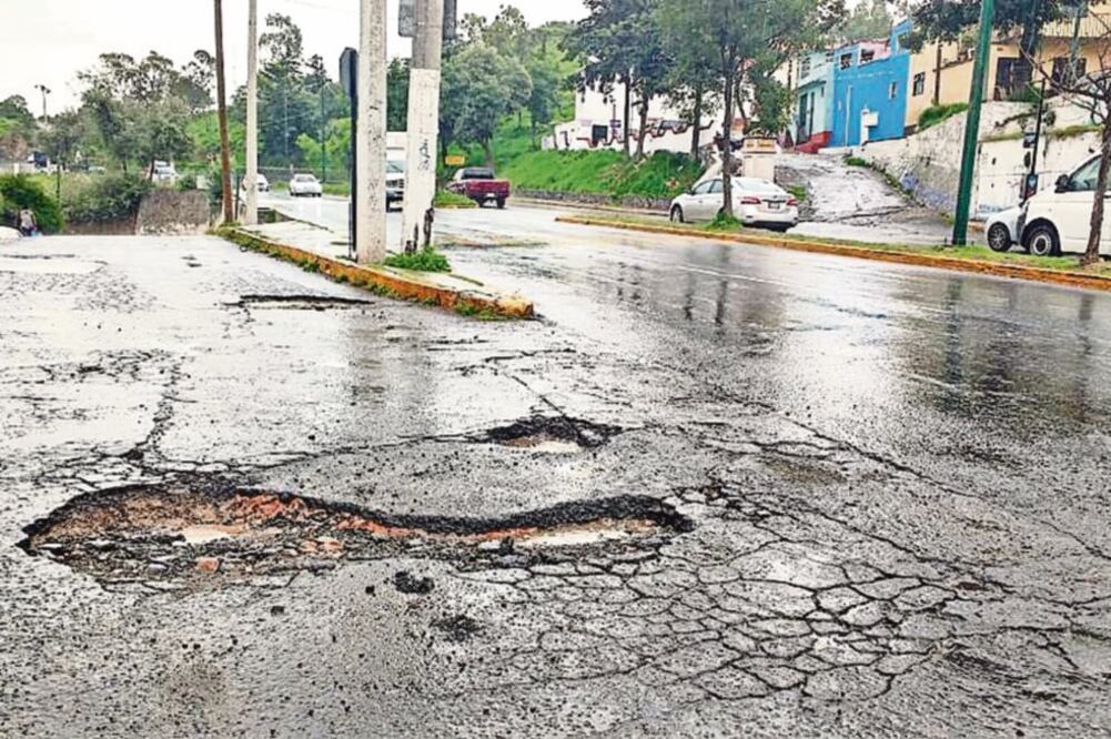 En la CDMX, las vías primarias (ejes Viales, Periférico, Circuito Interior, etc) padecen todos los días la inclemencia del tiempo y los hoyos pueden durar meses o años sin taparse (FERNANDO RAMÍREZ. EL UNIVERSAL)