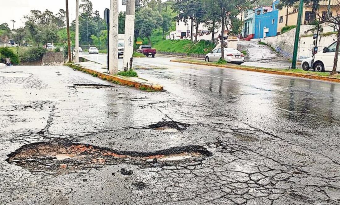 En la CDMX, las vías primarias (ejes Viales, Periférico, Circuito Interior, etc) padecen todos los días la inclemencia del tiempo y los hoyos pueden durar meses o años sin taparse (FERNANDO RAMÍREZ. EL UNIVERSAL)