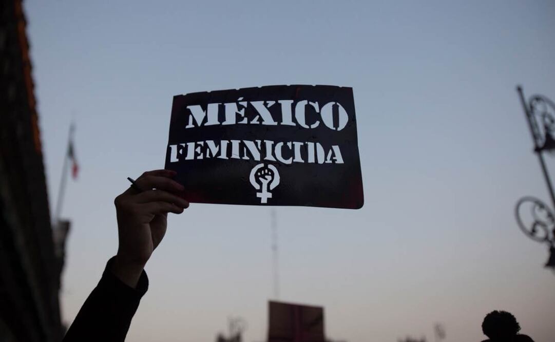 Una manifestante sostiene una plantilla con el mensaje en español "México femicida" durante una protesta de colectivos feministas contra la violencia de mujeres en la Ciudad de México. (Foto AP/Ginnette Riquelme)