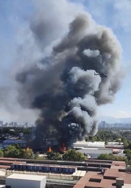 VIDEO: Reportan fuerte incendio en una fábrica de muebles Azcapotzalco  