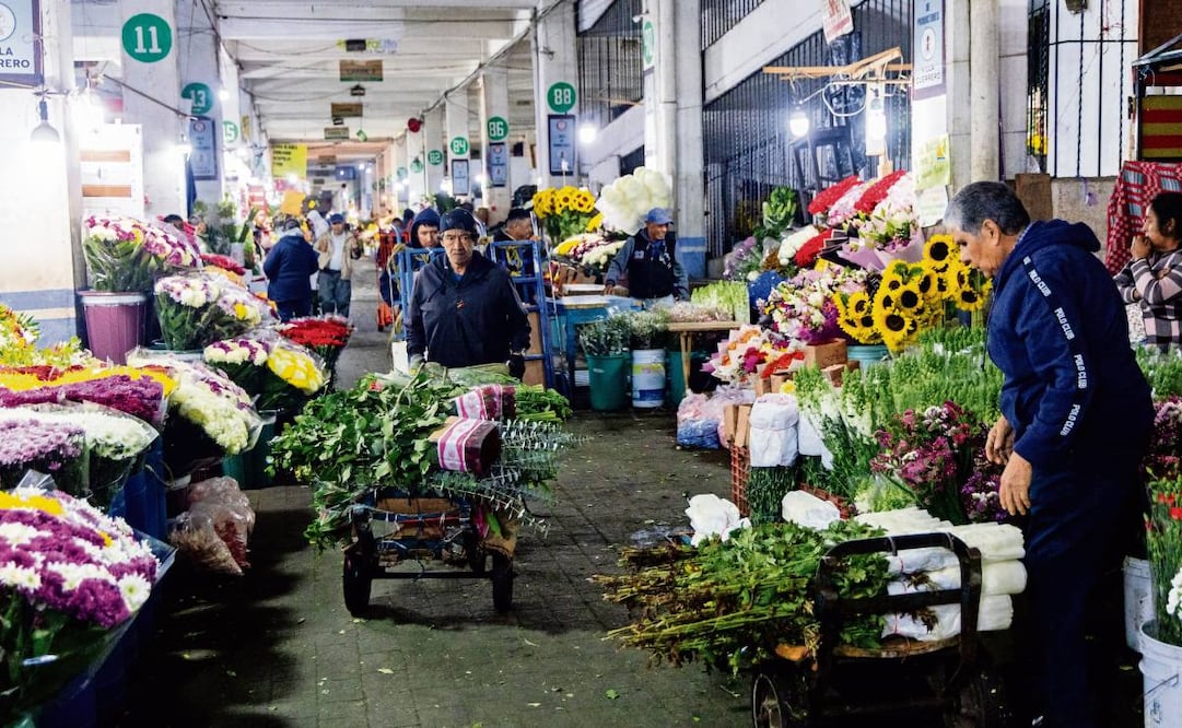 Los diableros llevan los ramos entre los pasillos; su labor es auxiliar a transportar grandes cantidades de flores hacia los autos de los asistentes. Foto Hugo Salvador / EL UNIVERSAL