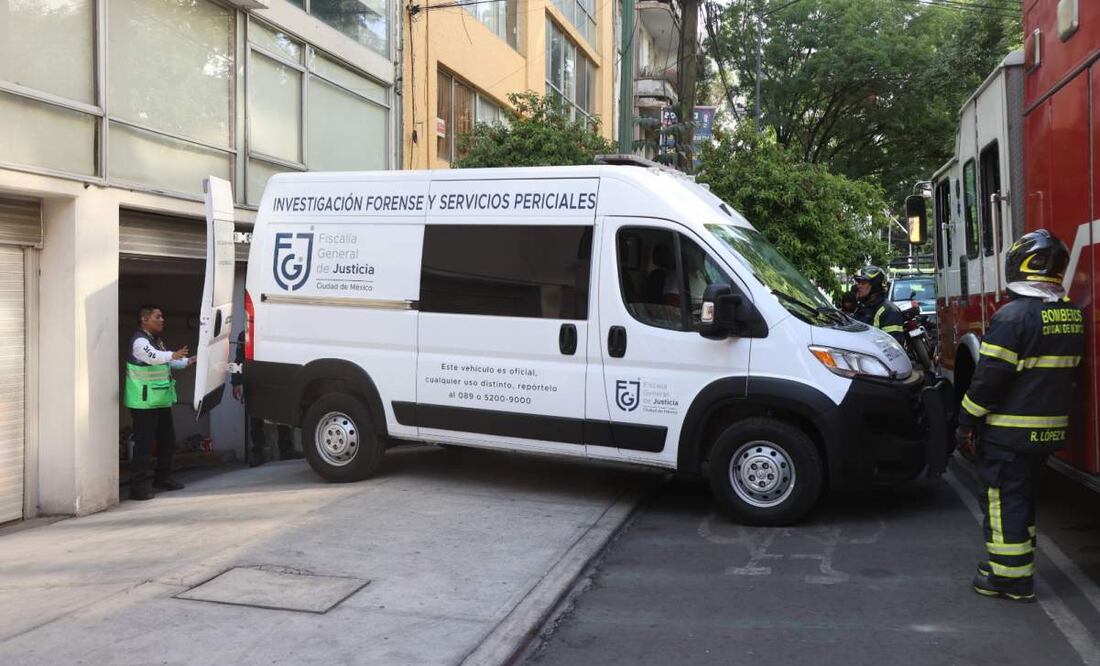 Un hombre de 40 años de edad se encontraba colgado con polines y cuerdas realizando labores de mantenimiento en tuberías de gas. Foto: Valente Rosas. EL UNIVERSAL
