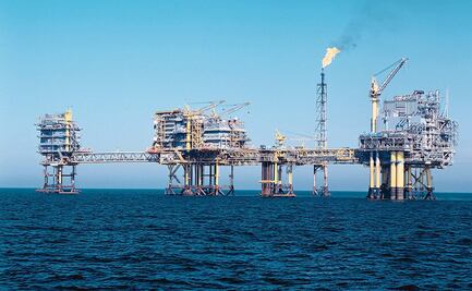 Dólar repunta 40 centavos y se cotiza en 23.70 pesos; precio del petróleo de EU cae