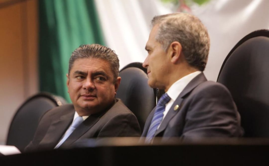 Coordinadores del PRD en la Cámara de Diputados, Luis Espinosa Cházaro, y del Senado, Miguel Ángel Mancera / FOTO: Especial