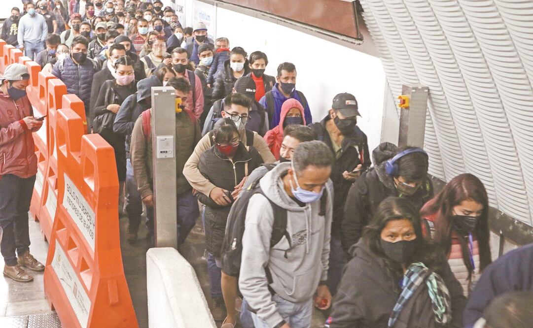 Los trabajos para reemplazar una escalera eléctrica en el transbordo de Tacubaya han provocado que la gente se acumule en pasillos y andenes. Foto: Carlos Mejía. EL UNIVERSAL