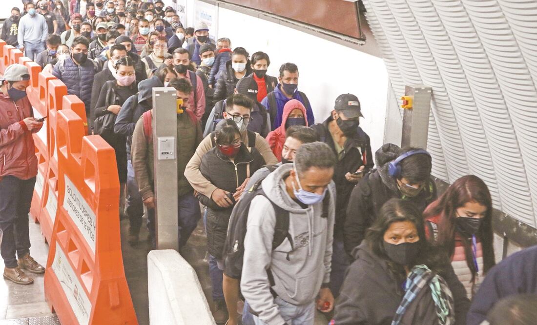 Los trabajos para reemplazar una escalera eléctrica en el transbordo de Tacubaya han provocado que la gente se acumule en pasillos y andenes. Foto: Carlos Mejía. EL UNIVERSAL