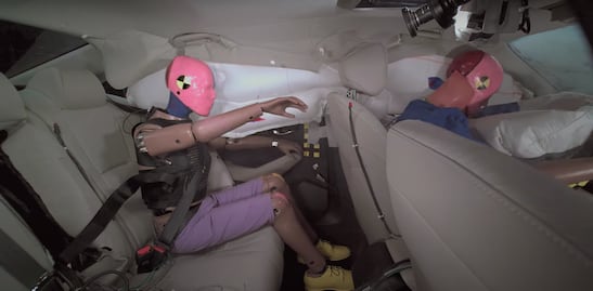 Falta seguridad en el asiento trasero, según estudio