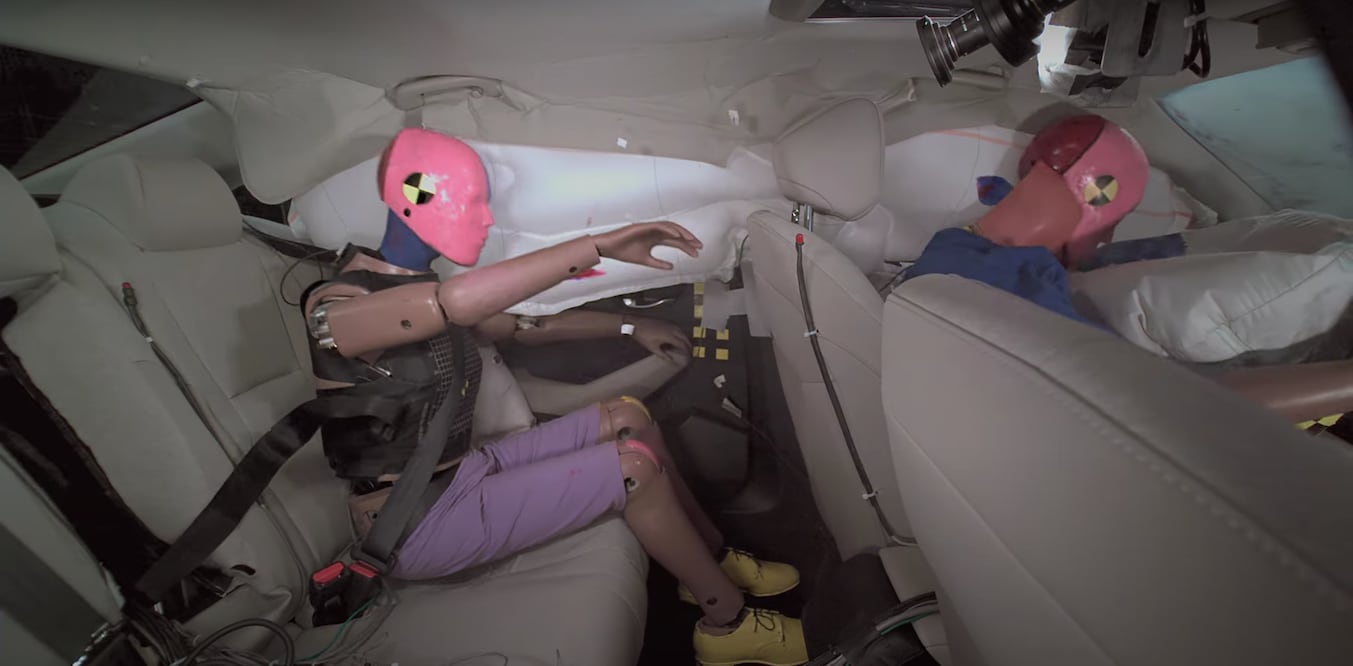 El IIHS evaluó vehículos medianos y pocos fueron bien calificados en el asiento trasero.