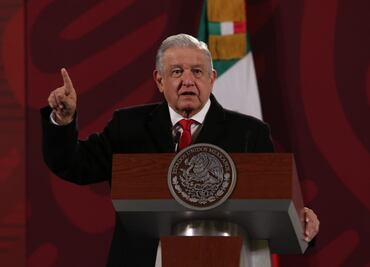 Llama AMLO a presentar denuncias en contra del historiador Pedro Salmerón
