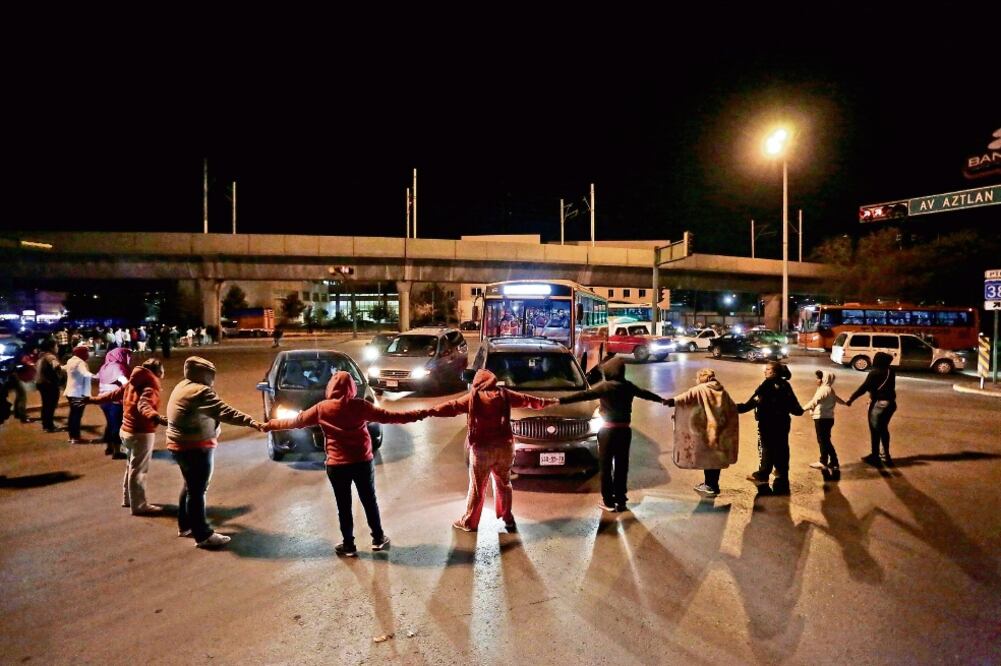 Elena Azaola criticó la falta de atención de las autoridades con los familiares de los reos, quienes esperaron afuera del penal durante más de 10 horas (REUTERS)