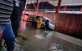 Así ocurrió la muerte de seis pasajeros dentro de una combi en Tultitlán; presunta fuga de gas los intoxicó tras quedar varados por inundación