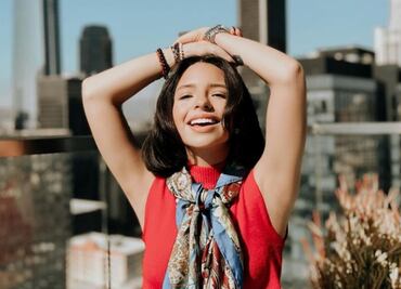 Ángela Aguilar luce jumper de mezclilla con cinturón Chanel