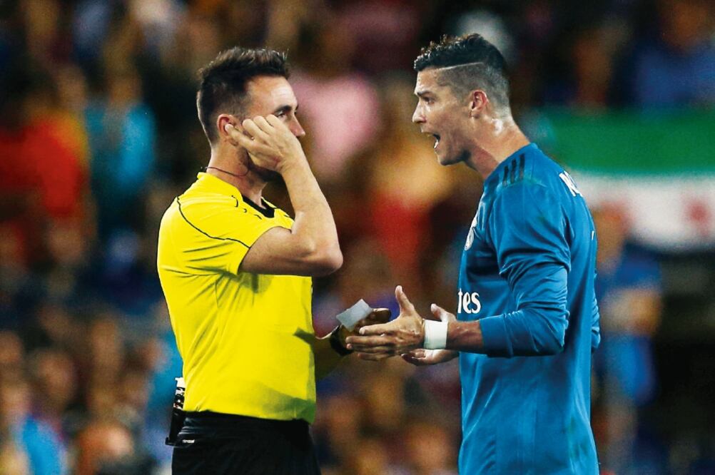 CR7 fingió falta y recibió la segunda amarilla; enfadado, arremetió al silbante (JUAN MEDINA. REUTERS)