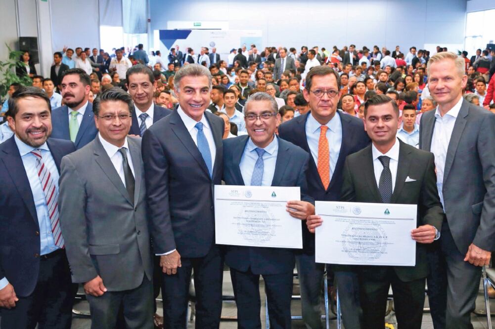 El gobernador José Antonio Gali y el secretario del Trabajo, Roberto Campa, entregaron la revalidación del tercer nivel de “Empresa Segura” a Volkswagen.