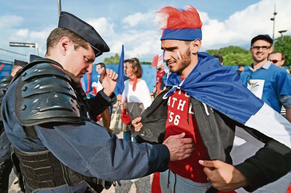 Dentro y fuera de estadios y puntos de encuentro europeos se debe extremar la vigilancia (ANDY RAIN. EFE)
