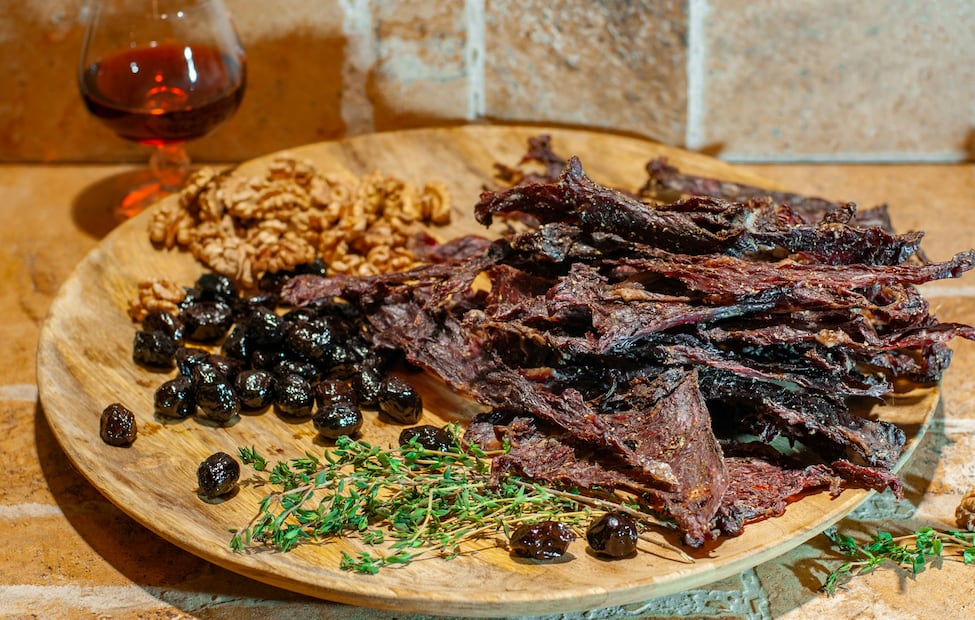 El proceso de curación de la cecina permite una mayor concentración de nutrientes. Foto: Unsplash