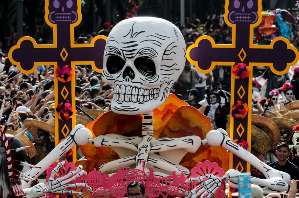 Con motivo del Día de Muertos, el desfile fue dividido en tres segmentos: "Viaje al Mictlán", "La Muerte Niña" y "Pal´ Panteón", que sintetizan el culto a la muerte y su celebración en México desde la época prehispánica hasta la actualidad. Foto Germán García
