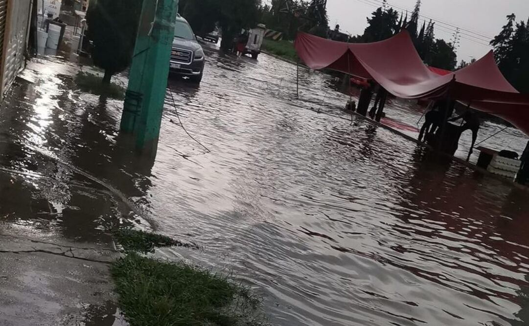 La caída de lluvia ya ha dejado calles con el nivel del agua superior a la banqueta. Foto: Especial