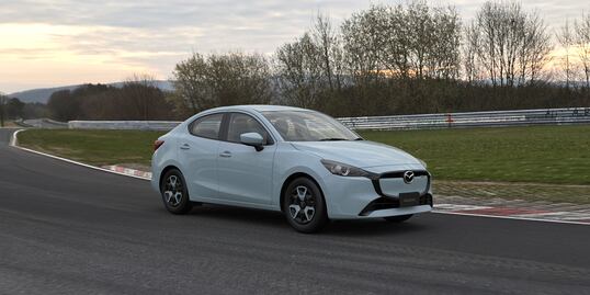 El Mazda2 Sedán cambia de imagen y agrega equipo tecnológico