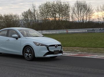 El Mazda2 Sedán cambia de imagen y agrega equipo tecnológico