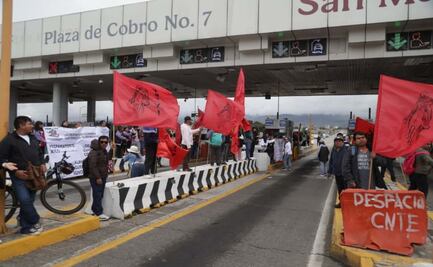 Maestros del Estado de México bloquean caseta en la autopista México-Puebla para exigir pagos y basificación