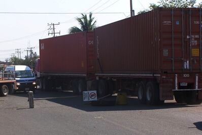 Alertan por accidentes de transportes de doble remolque