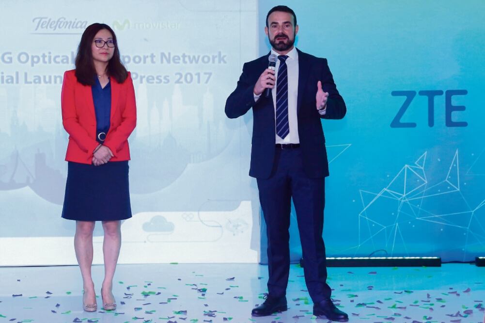 Ying Xue, de ZTE, y Omar Calvo, de Telefónica, ayer al presentar su alianza estratégica. (BERENICE FREGOSO. EL UNIVERSAL)