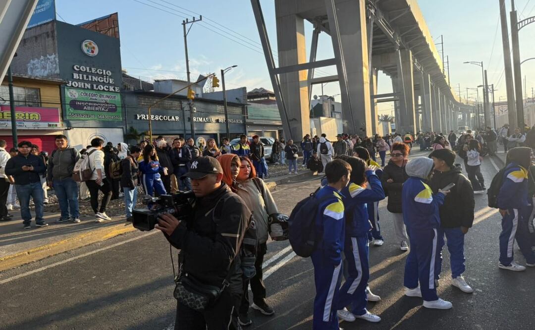 Bloqueo en Avenida Tláhuac por alumnos de UNIREM; exigen cambios en la administración. Foto: Especial