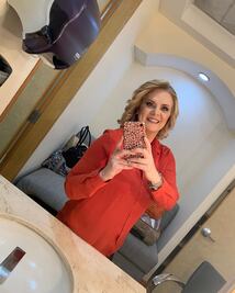 Erika Buenfil impacta con fabuloso escote