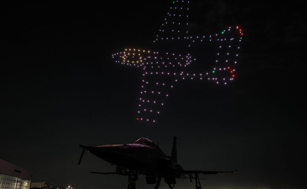 Espectáculo de drones en la Base Aérea Militar 1 en conmemoración de los 80 años del regreso del Escuadrón 201 (18/11/2025). Foto: Gabriel Pano / EL UNIVERSAL
