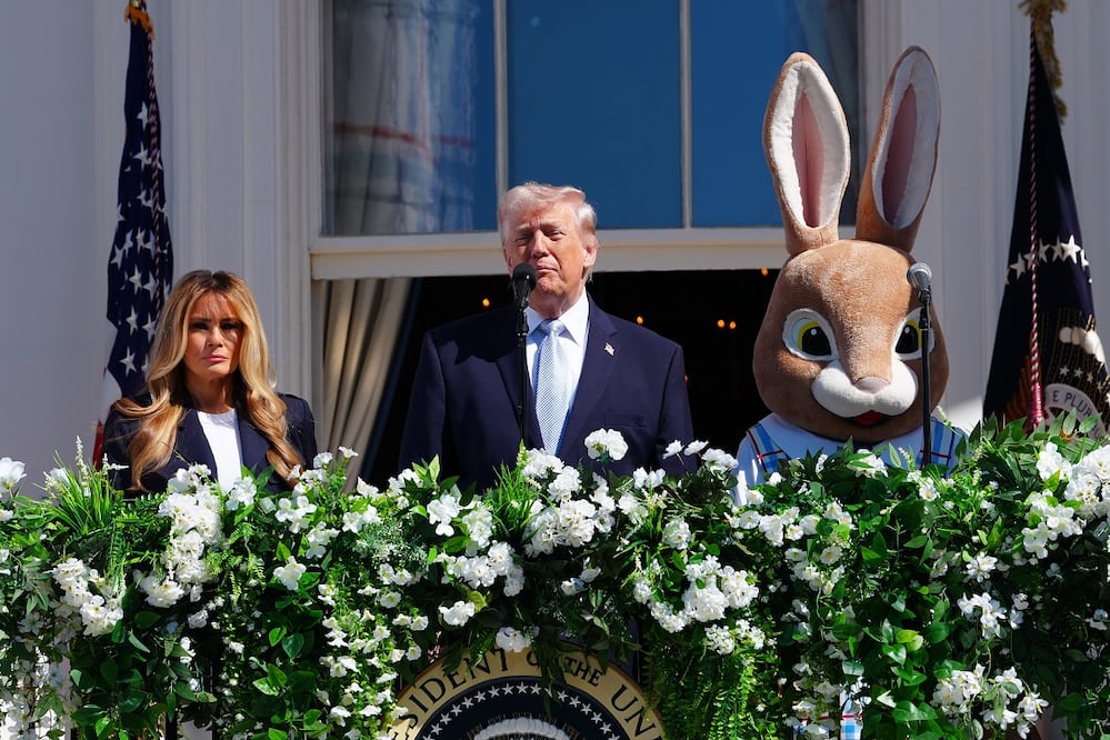 El presidente Donald Trump y su esposa Melania, en la ceremonia del Conejo de Pascua, en la Casa Blanca. FOTO: EFE