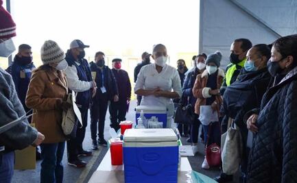 Aplican dosis de refuerzo contra Covid-19 a personal educativo en CDMX